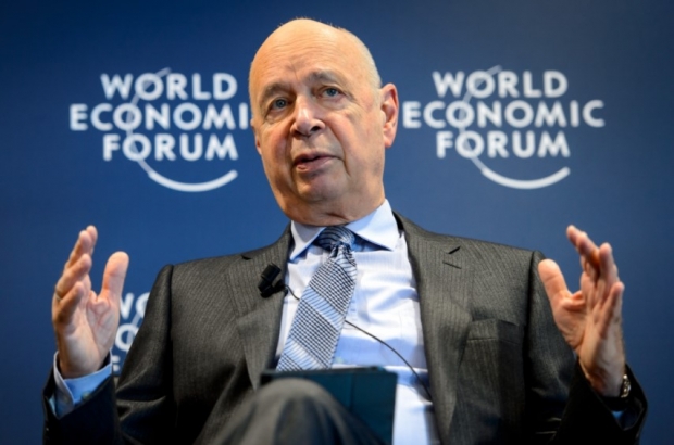 슈밥 회장(위 사진)은 젊은이들이 자신들의 커뮤니티(공동체)를 지키기 위해 다양한 목소리를 내고 행동하는 수많은 사례에 감명받았다. 난민에 대한 인도적 지원, 펀데믹으로 가장 큰 영향을 받은 사람들에 대한 지원, 지역 기후변화 대응 추진 등 젊은이들이 보여주는 사례들은 포스트 코로나(Post-Coronavirus) 세계에서 필요한 보다 강인하고 지속가능하며 포섭적인 사회와 경제를 구축하는 데 필요한 청사진을 보여주고 있다.(사진 : WEF 캡처)