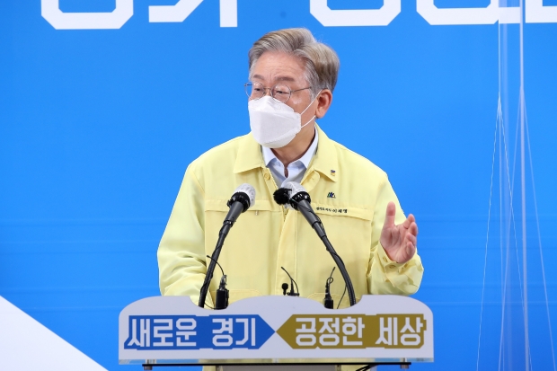 질문에 답변하는 이재명 경기도지사