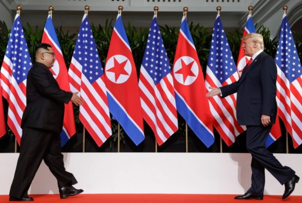 김정은은 트럼프 대통령에게 북한의 구체적이고 중요한 움직임이 논의되고 있으며, 북한의 핵무기 계획의 중요한 부분인 핵무기 연구소를 폐쇄하는 것이 상당히 중요할 것이라고 직접 말하고 있었다. 북한의 그 같은 입장 표명은 미국이 명시하지 않은 ‘실질적 조치’에 따른 것으로, 트럼프는 후속 메시지에서 북한 김정은의 협상 입장을 전혀 인정하거나 조사하지 않았다. (사진 : 유튜브)