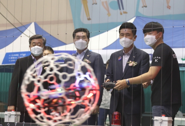 왼쪽부터 김희수 경상북도의회 부의장, 정해종 포항시의회 의장, 이강덕 포항시장