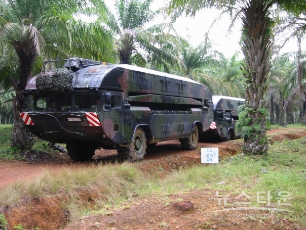 한화디펜스가 개발한 M3가 열대우림에서 기동하고 있다(사진 : 한화디펜스)