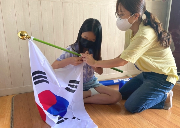 태극기가 게양된 아파트의 모습과 태극기 게양을 위해 준비하는 세대의 모습