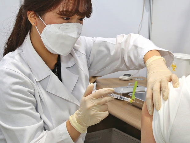 경주시 보건소 의료진이 백신 접종을 실시하고 있다
