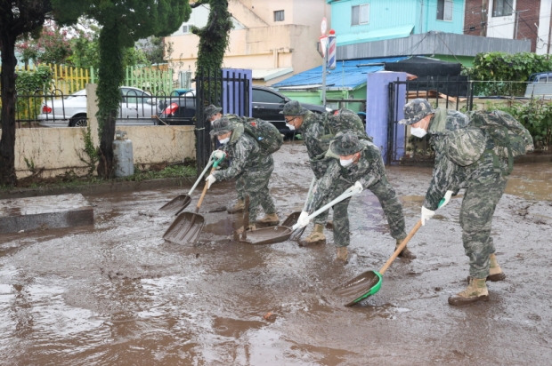 피해복구를 위해 투입된 해병대 장병들