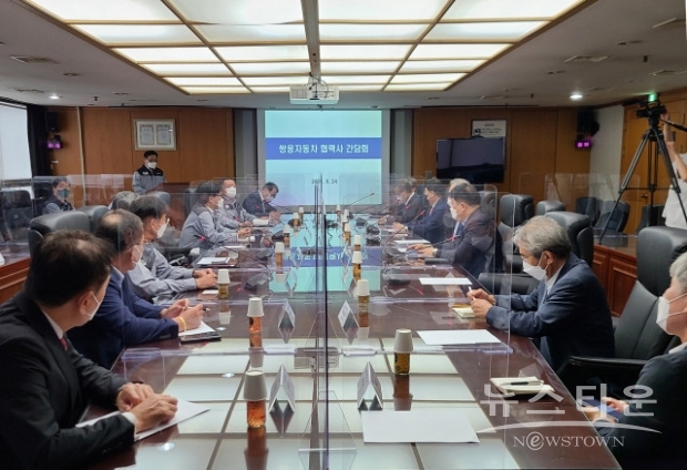 쌍용자동차와 부품 협력사들이 간담회에서 대화를 나누고 있다(사진 : 쌍용자동차)