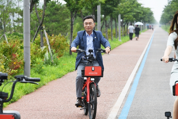 9월부터 김포한강신도시에 도입되는 전기자전거 시승식을 하는 정하영 김포시장