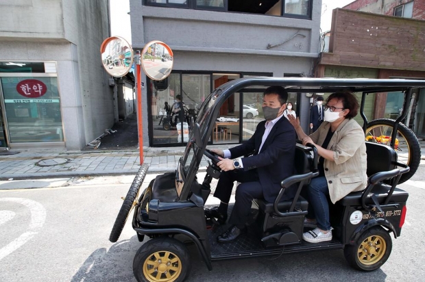 배다리투어 전동차를 타고 배다리문화·예술거리를 시찰하며 점포를 방문·현장점검 중인 허인환 구청장