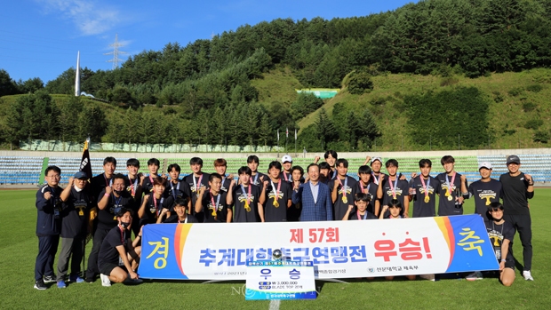 선문대학교가 지난 8월 29일 강원도 태백종합운동장에서 개최된 ‘제57회 전국추계대학축구연맹전 태백산기’에서 우승을 차지했다. 안익수 감독 부임 후 작년 U리그 왕중왕전 우승, 올해 춘계대학축구연맹전에 이어 추계연맹전까지 휩쓸며 명실상부한 대학 최강팀임을 입증했다.