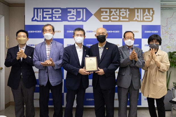 한국원폭피해자협회 경기도에 감사패 전달
