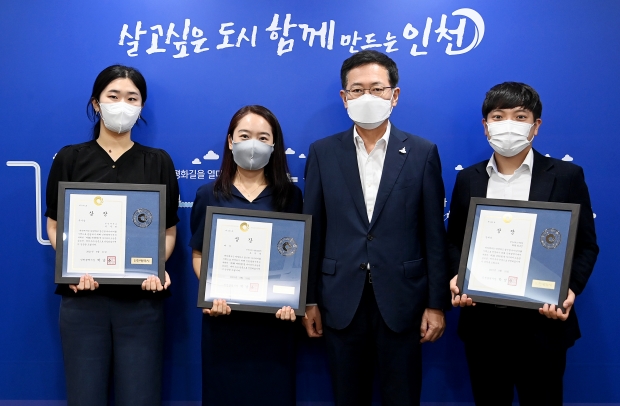 박남춘 인천광역시장이 31일 시청 접견실에서 열린 '대학(원)생 아이디어 소(小)논문 공모전 시상식'에서 우수논문 수상자들과 기념촬영을 하고 있다.