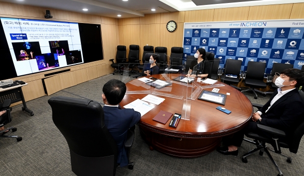 박남춘 인천광역시장이 지난 31일 시청 접견실에서 열린 '대학(원)생 아이디어 소(小)논문 공모전 시상식'에서 우수논문 주제발표를 듣고 있다.