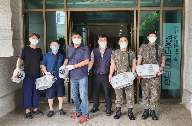 황성동에서 민·관 협력으로 박물관대학 시설 방역을 실시하며 사진촬영을 하는 모습