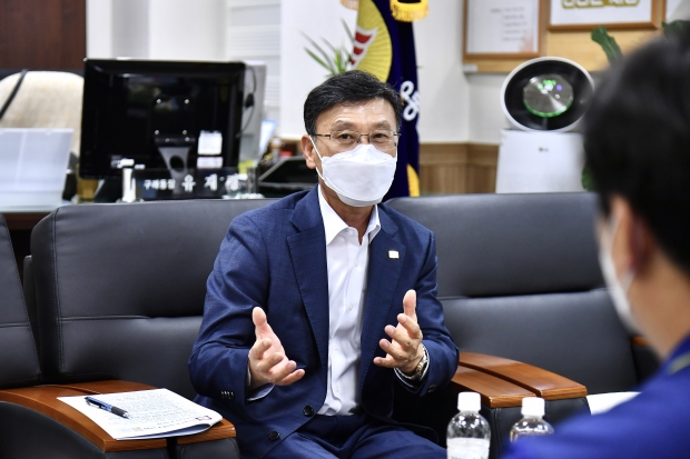 구래동을 방문해 현장행정을 펼치고 있는 정하영 김포시장