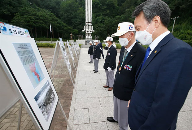 지난 31일 의정부 현충탑에서 열린 ‘제7회 나라사랑 평화나눔’ 행사에서 신천지 자원봉사단 유영주 서울동부지부장이 6·25 참전용사들과 진열된 사진들을 보고 있다