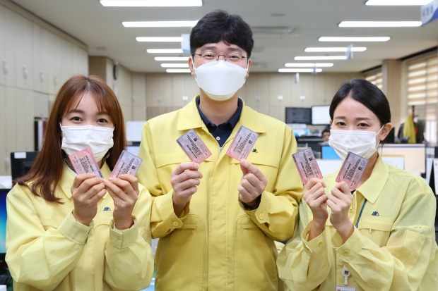 경주시는 오는 9일부터 행정복지센터와 400세대 이상 아파트 단지 현장접수처 49곳에서 코로나 특별지원금 선불카드를 지급한다.