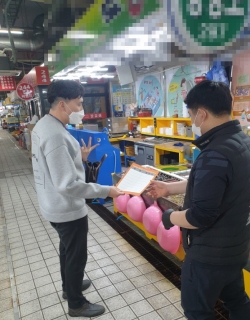 원산지 표시 점검 중인 남동구 공무원