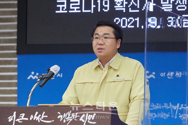 관내 코로나19 확진자 수가 급증한 9월 3일 오후 오세현 아산시장이 긴급 브리핑을 열고 “금일 발생 신규 확진자 34명 중 65%인 22명이 외국인”이라며 “최근 외국인 대상 선제 검사가 대규모로 진행되고 있어 숨은 감염자들이 나타나고 있는 것으로 판단하고 있다”고 밝혔다.