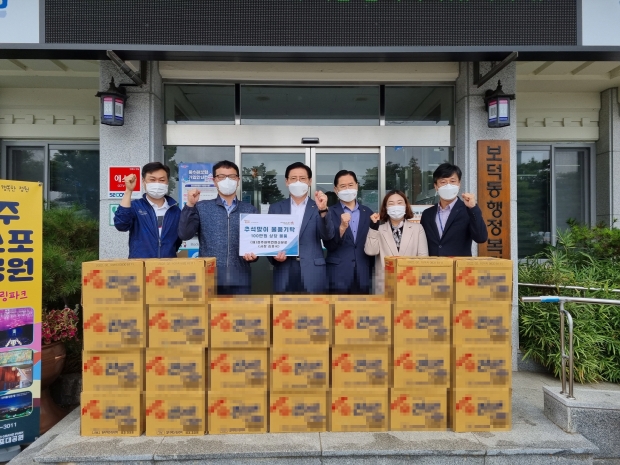 (재)경주화백컨벤션뷰로(사장 김용국)가 지난 3일 보덕동 행정복지센터를 방문해 추석을 맞아 어려운 이웃들을 위한 100만원 상당의 물품(라면 등)을 기탁하고 기념촬영을 하고 있다