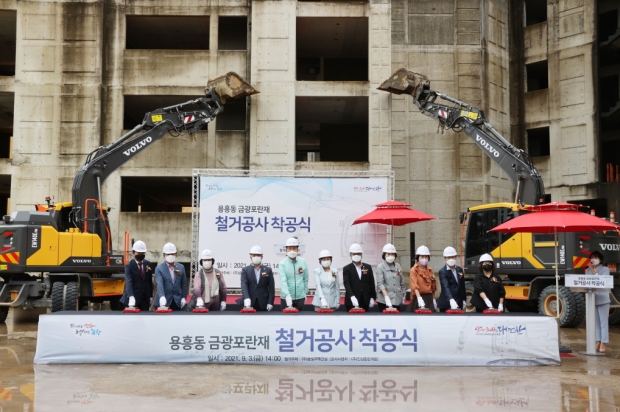 왼쪽부터 김만호 포항시의회 의원, 이인숙 용흥동개발자문위 부위원장, 백인규 포항시의회 부의장, 이강덕 포항시장, 김정재 국회의원, 김희수 경북도의회 부의장, 차동찬 포항시의회 의원, 배상옥 용흥동통장협의회장, 최창혁 새마을지도자협의회장