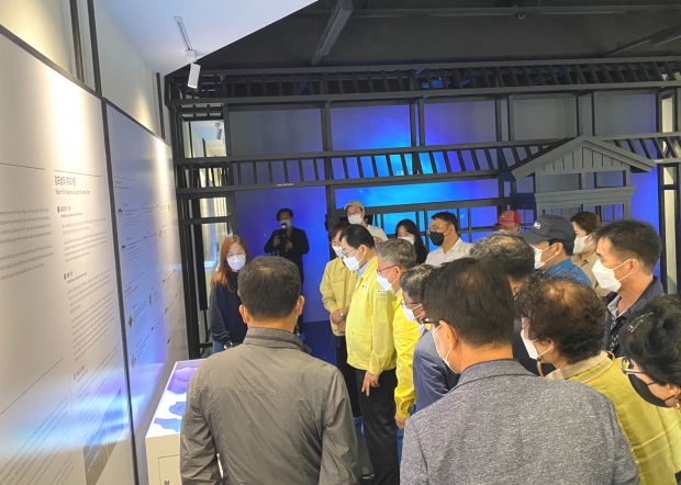 주낙영 경주시장이 지난 3일 감포 ‘송대말등대 전시관 조성사업’ 현장을 방문해 사업 추진 현황을 점검하고 있다