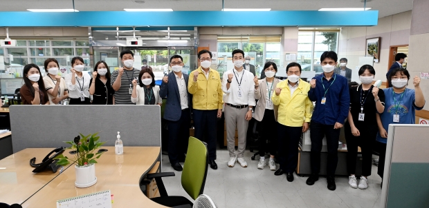 박남춘 인천광역시장이 7일 부평구 삼산2동 행정복지센터를 방문해 직원들을 격려한 뒤 기념촬영을 하고 있다.