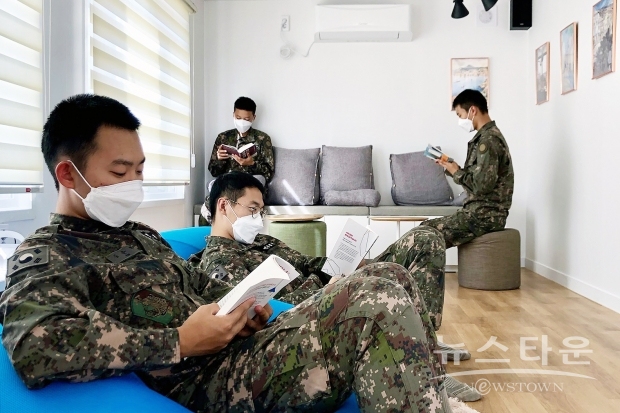 강원도 철원 육군 15사단 수색대대에 설치된 ‘청춘책방’을 국군 장병들이 이용하고 있다(사진 : 롯데)
