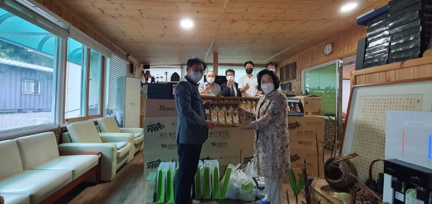 ▲ 대구천사후원회 김형섭 회장이 생필품을 전달하고 있는 모습이다.