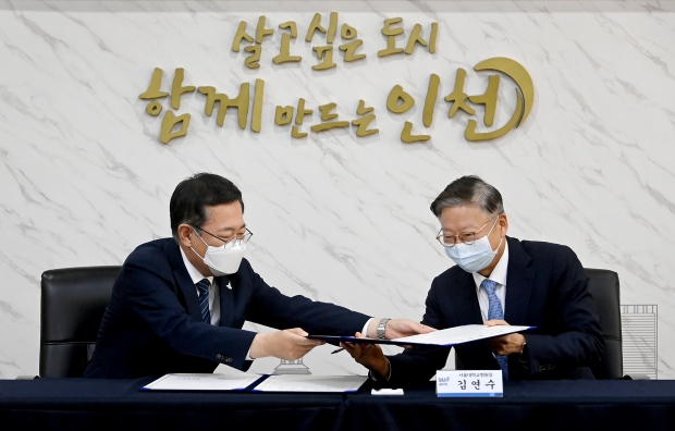 박남춘 인천광역시장과 김연수 서울대학교병원장이 13일 시청 접견실에서 열린 '인천광역시-서울대학교병원 업무협약 체결식'에서 협약서에 서명을 하고 있다.