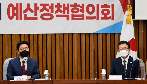 박남춘 인천광역시장이 14일 서울 여의도 국회에서 열린 '국민의힘-인천광역시 예산정책협의회'에서 인사말을 하고 있다.