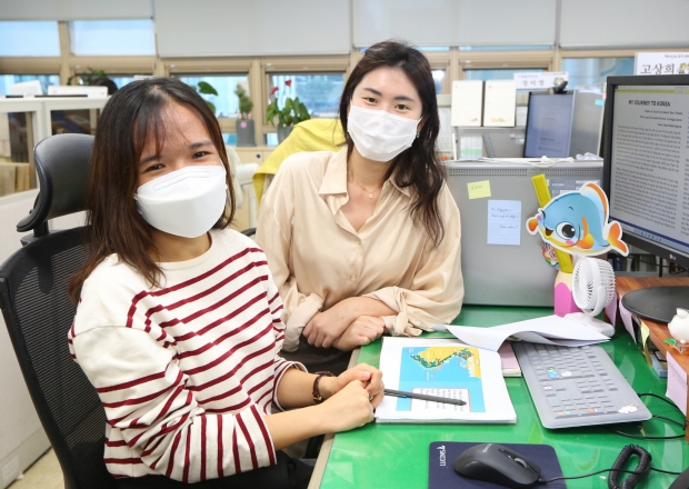 경주시에서 연수중인 베트남 후에시청 소속 도안 칸 응우옌(사진 좌측)씨가 경주시 국제협력팀 김신혜 주무관과 함께 업무협의 중 포즈를 취하고 있다