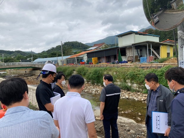 경주시가 14일 시민감사관과 함께 공사 현장 안전점검을 실시하고 있다