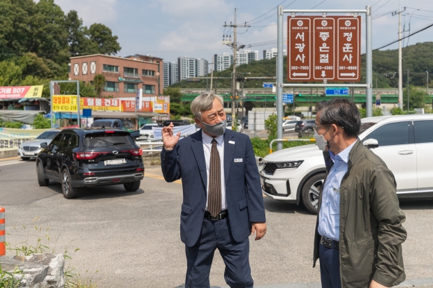 고기교 현장시찰하는 이재강 경기도평화부지사