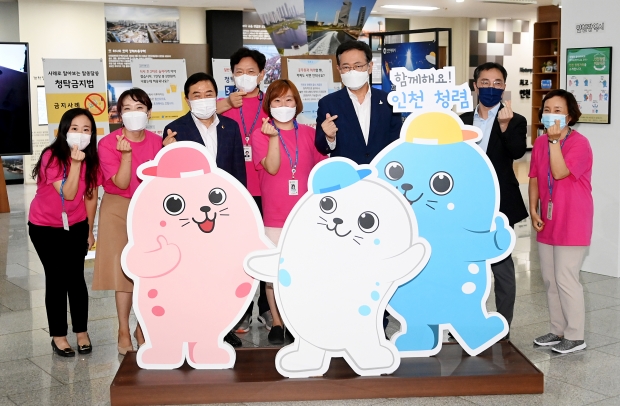 박남춘 인천광역시장 15일 시청 중앙홀에서 열리고 있는 '2021 인천 청렴이음 한마당' 전시를 둘러보고 있다.