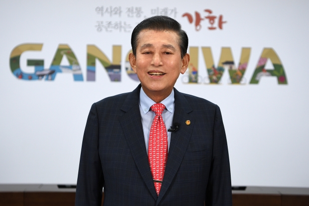 유천호 강화군수가 담화문을 발표하고 있다.