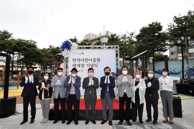 허인환 구청장과 만석동장 및 관계자들이 만석어린이공원 준공식에 참석해 제막식을 진행하는 현장
