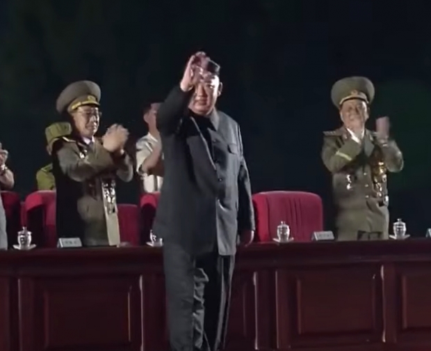 북한 김정은이 지난 9일 평양 김일성 광장에서 열린 정권 수립 73주년(9ㆍ9절) 경축 민간 및 안전무력 열병식에 참석하고 있다.