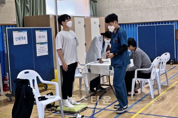순천향대천안병원 충남권역환경보건센터가 9월 27일부터 10월 1일까지 태안 유류 피해지역 초·중·고등학생을 대상으로 건강영향조사를 실시한다. 조사 첫날 태안만리포고등학교 한 학생이 건강영향조사를 받고 있다.
