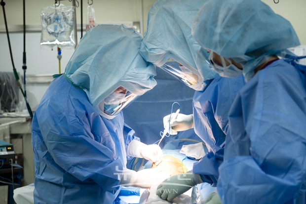 순천향대학교 부속 천안병원이 최근 미국 시사주간지 뉴스위크가 선정한 ‘세계 최고 병원’ 평가에서 정형외과 부문 세계 112위(국내 13위)에 이름을 올렸다. 정형외과의 인공관절 수술 모습. 무균수술복을 통해 환자의 감염예방에도 힘쓰고 있다.