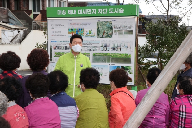 이강덕 포항시장이 시민들에게 설명을 하고 있는 모습