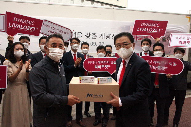 JW중외제약은 국내 최초로 이상지질혈증을 치료하는 두 가지 성분인 피타바스타틴과 에제티미브를 결합한 개량신약 ‘리바로젯’을 출시하고 본격적인 마케팅 활동에 나섰다. 지난 9월 27일 JW중외제약 임직원들이 JW당진생산단지에서 ‘리바로젯 첫 출하식’을 열고 기념촬영을 하고 있다.