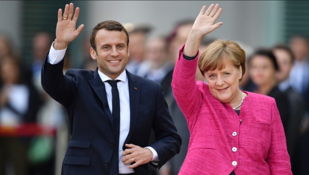 한 발트국가의 외교관은 “마크롱이 다소 과격해 보였지만, 우리는 그가 추진해 온 조치 중 몇 가지는 상당히 타당성이 있는 것으로 나타났다”고 평가했다. EU 가운데 유독 앞섰던 영국이 이탈(brexit, 브렉시트)하고, 프랑스가 마침 내년 1월부터 EU 의장국이 되는 것도 변화를 뒷받침할 것이라는 목소리도 나오고 있다. 위 사진은 왼쪽이  (사진 : 유튜브)