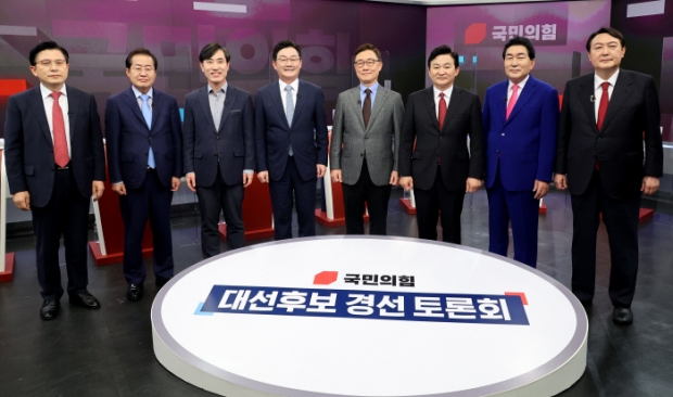 국민의힘 대선후보경선 제3차 방송토론의 사회자와 8인의 후보들 사진