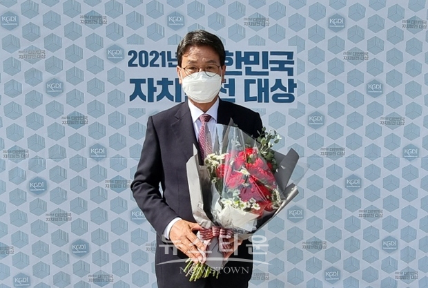 김돈곤 청양군수가 지난 10월 5일 백범김구기념관에서 열린 ‘2021년 대한민국 자치발전 대상’ 시상식에서 기초자치단체장 부문 대상을 수상했다.