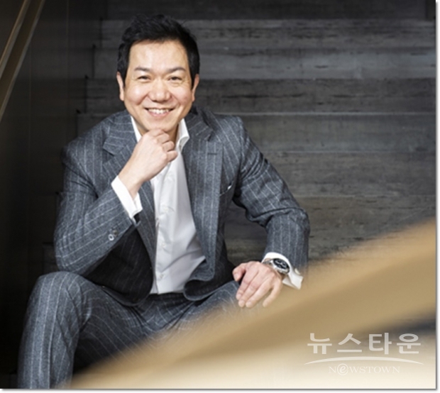 대한민국디자인대상에서 개인 부문 최고 영예인 은탑산업훈장을 받은 이상엽 전무(사진 : 현대자동차)