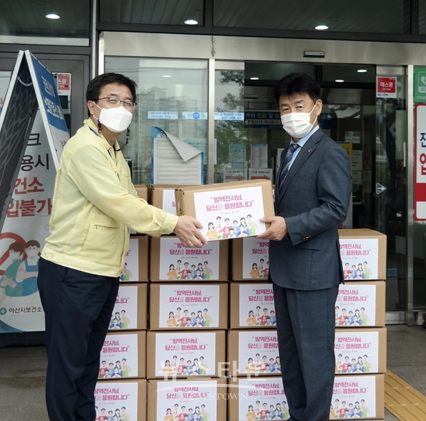 지난 10월 6일 박성순 충청남도자원봉사센터장(우측)이 구본조 아산시보건소장(좌측)에게 코로나19 응원키트를 전달했다.