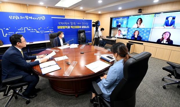 박남춘 인천광역시장이 7일 시청 접견실에서 온라인으로 열린 'CTCN 협력연락사무소 약정 체결식'에서 인사말을 하고 있다.
