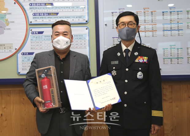 아산소방서가 지난 10월 8일 오후 3시 교통사고 현장에서 신속하고 정확한 119 신고와 적극적인 구호 활동으로 인명 및 재산피해를 예방한 이성수씨에게 유공자 표창장을 수여했다.