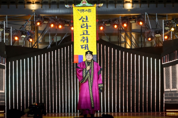 신라고취대 무대에서 주낙영 경주시장이 인사말을 하고 있다