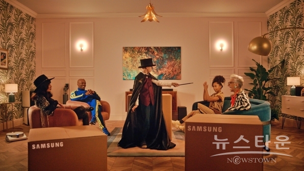 ▲ 삼성전자가 버추얼 프레스콘퍼런스 ‘Life Unstoppable(멈추지 않는 일상) 2021’을 12일(영국 현지시간) 개최했다. 올해는 ‘놀라움이 가득한 집(House of Surprise)’이라는 주제로 단편 영화 형식의 영상을 제작해 삼성 비스포크 가전과 에코시스템이 집 안의 다양한 공간에서 가족 구성원들의 취향과 요구를 어떻게 반영하는지를 흥미롭게 보여줬다.(사진 : 삼성전자)