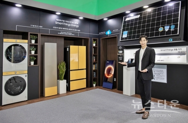 ▲ 삼성전자 모델이 13일부터 15일까지 일산 킨텍스에서 열리는 ‘2021 대한민국 에너지대전’ 전시장에 마련된 삼성전자 부스에서 ‘에너지 대상 및 산업통상자원부 장관상’에 선정된 ‘무풍 시스템에어컨 4Way’를 포함한 비스포크 홈 가전과 친환경 기술·에너지 절감 솔루션을 소개하고 있다.(사진 : 삼성전자)